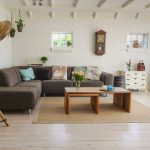 Comment habiller un mur blanc de salon avec un parquet foncé
