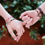 Comment accrocher un bracelet brésilien avec une boucle ?