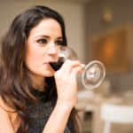 une-femme-buvant-du-vin