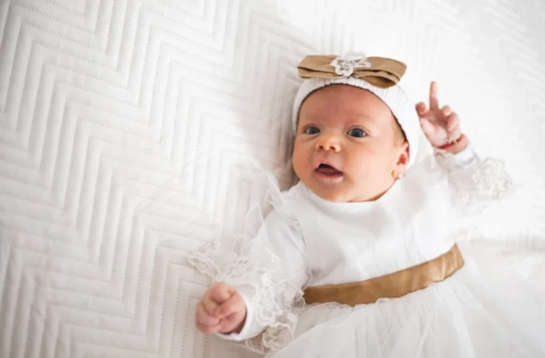 Gourmette bébé en or : le cadeau de naissance qui traverse toutes les années