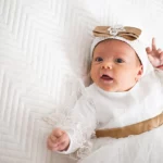 Gourmette bébé en or : le cadeau de naissance qui traverse toutes les années