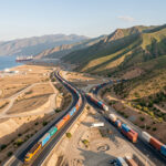 Vue aérienne réaliste d’un corridor logistique reliant le port de Djibouti aux hauts plateaux éthiopiens, avec un train de fret, des camions et des conteneurs dans un paysage passant de terrains arides à des montagnes verdoyantes.